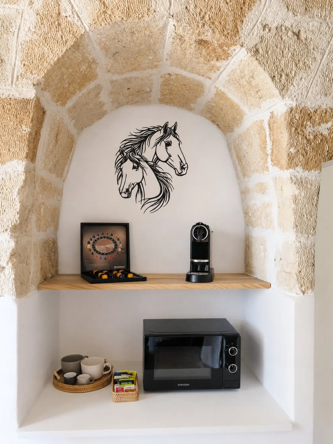 Arco in pietra con Nespresso e microonde