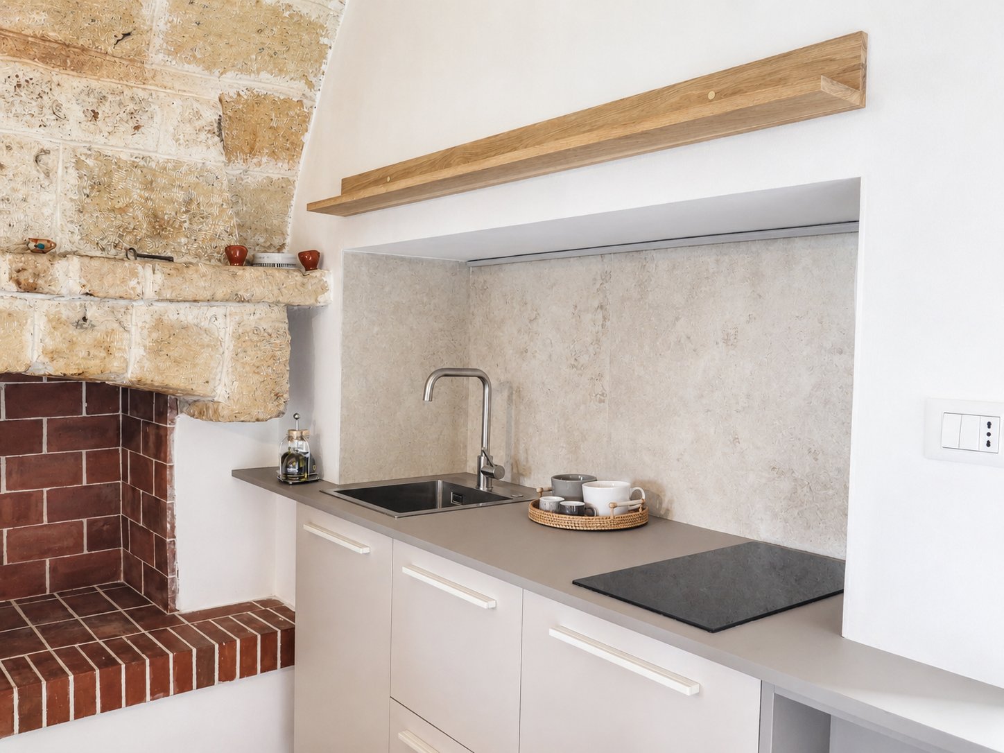 Cucina con camino pugliese in pietra