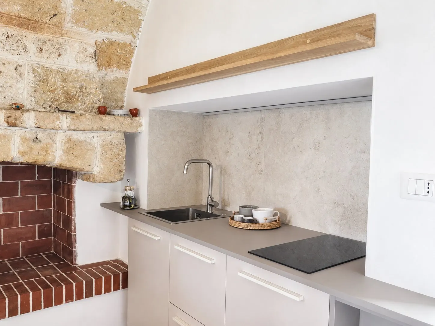 Cucina con camino pugliese in pietra