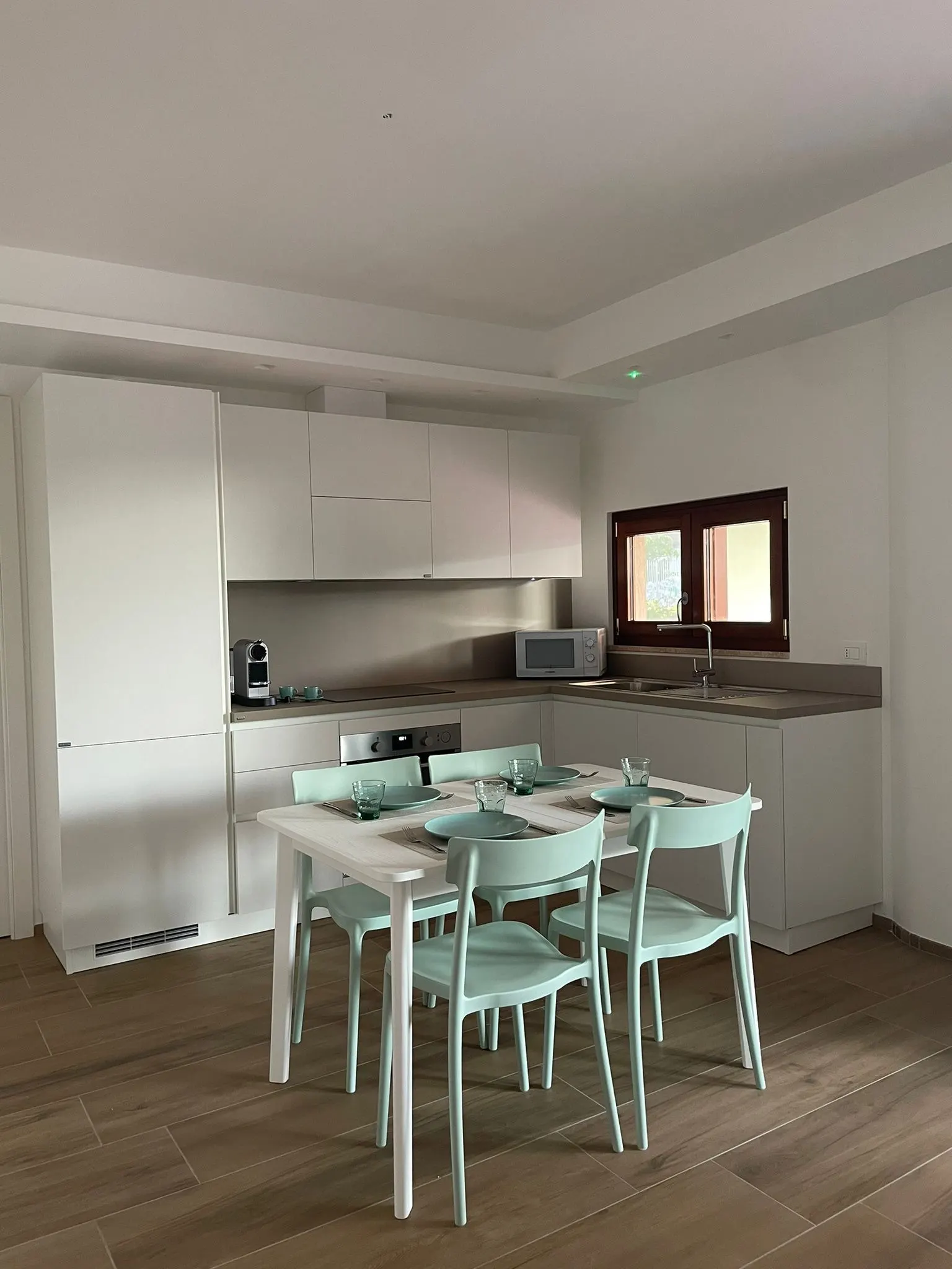 Cucina open space completamente attrezzata