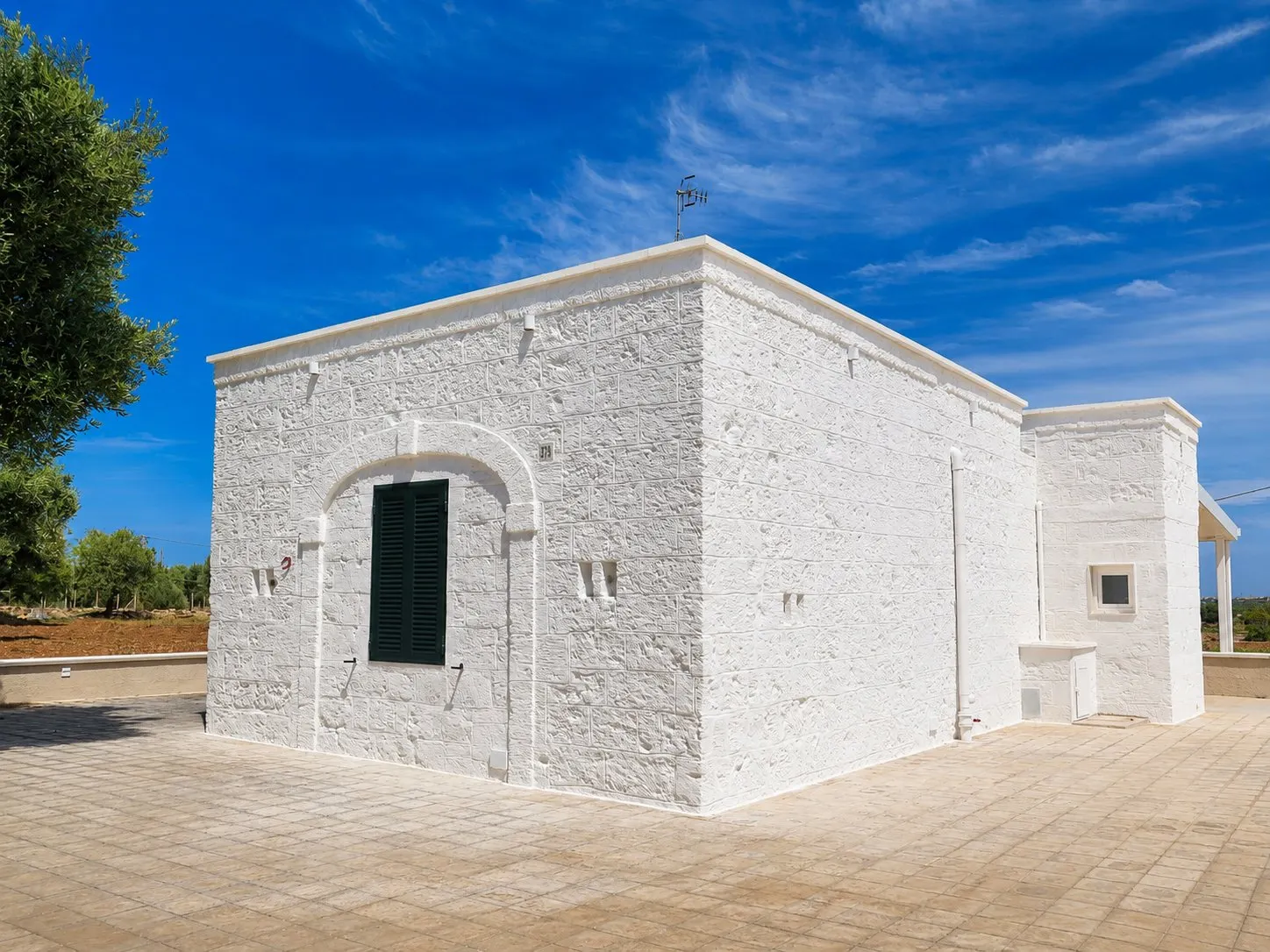 Esterno — la dimora in pietra bianca pugliese