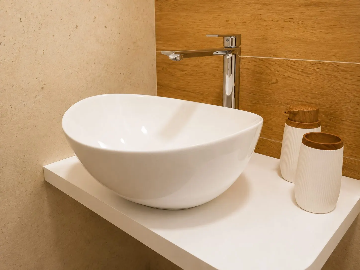 La Scuderia – dettaglio lavabo bagno con finiture effetto legno