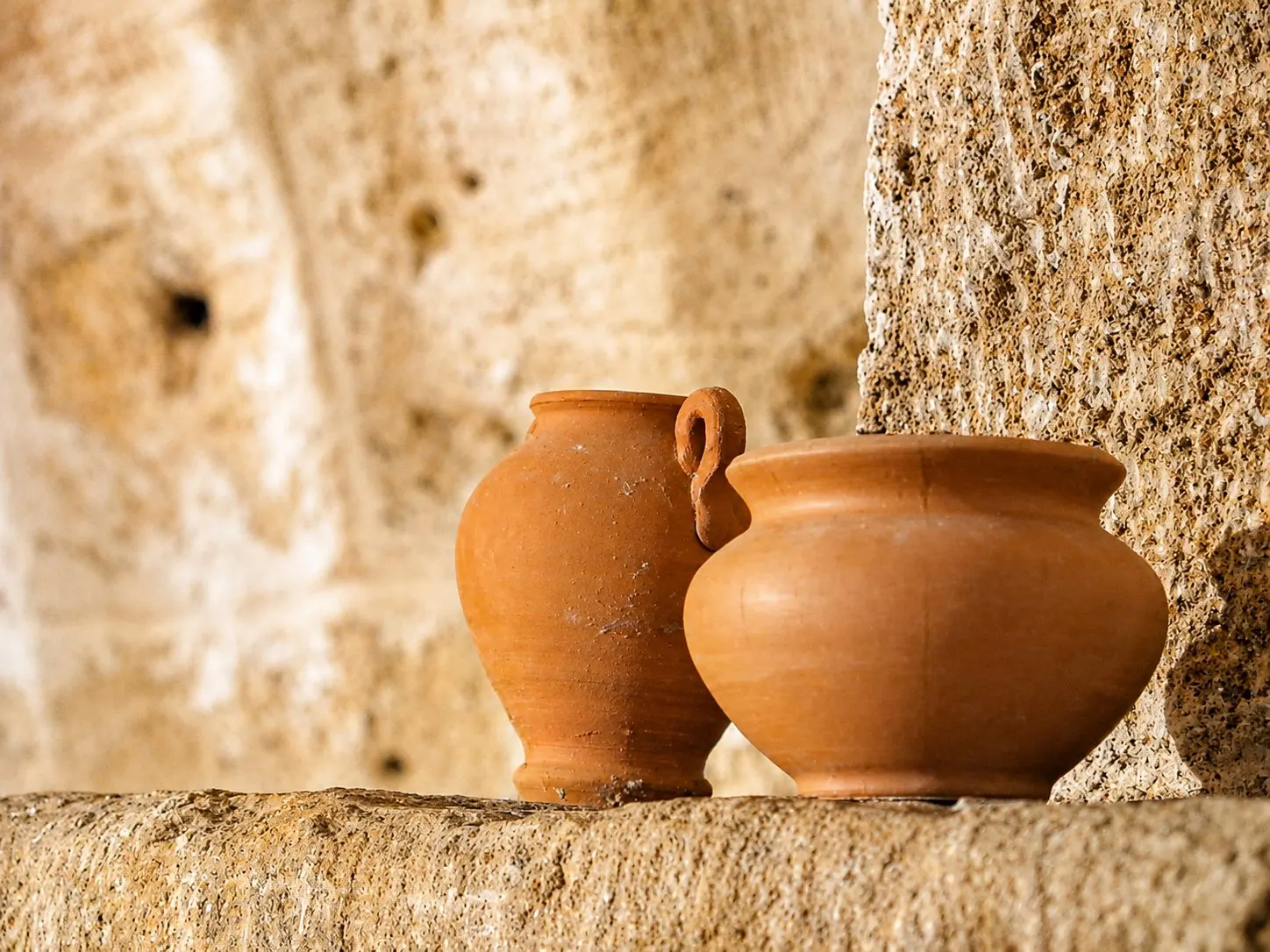 La Scuderia – dettaglio vasi in terracotta su pietra locale