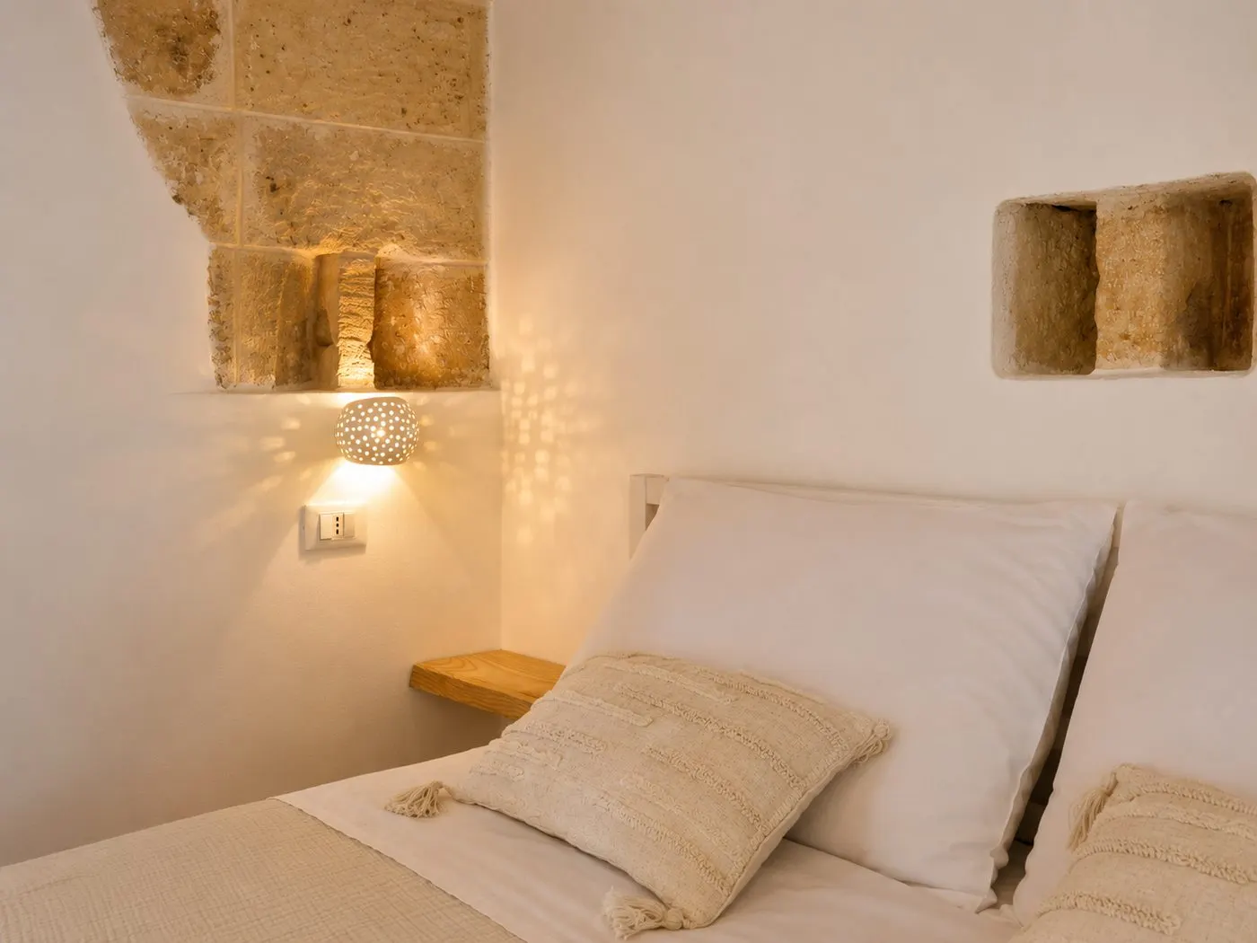 Letto con lampada in ceramica traforata
