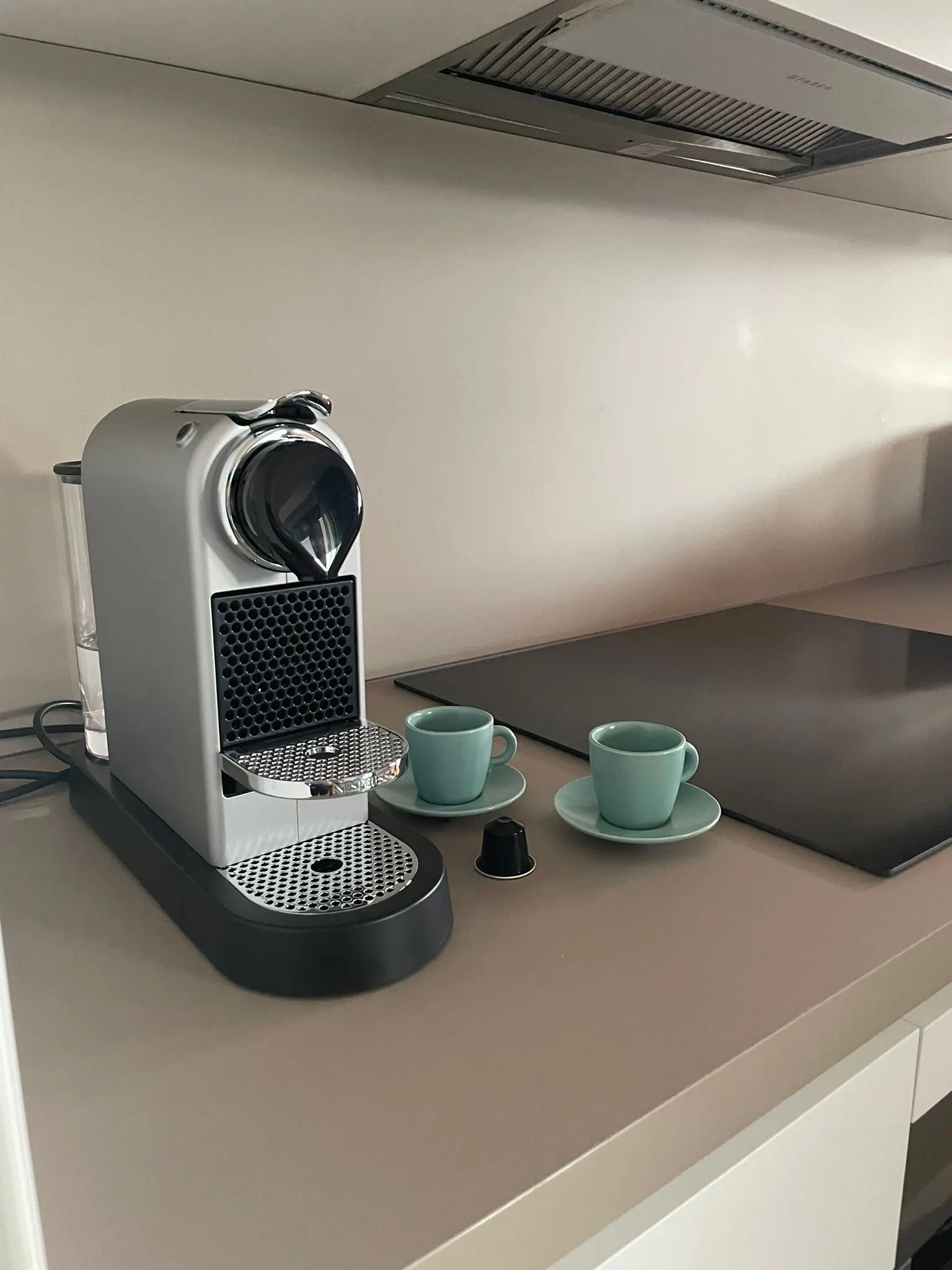 Macchina Nespresso e piano cottura