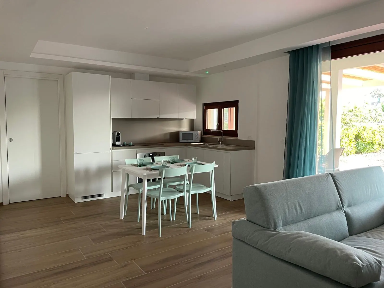 Soggiorno con cucina e zona pranzo