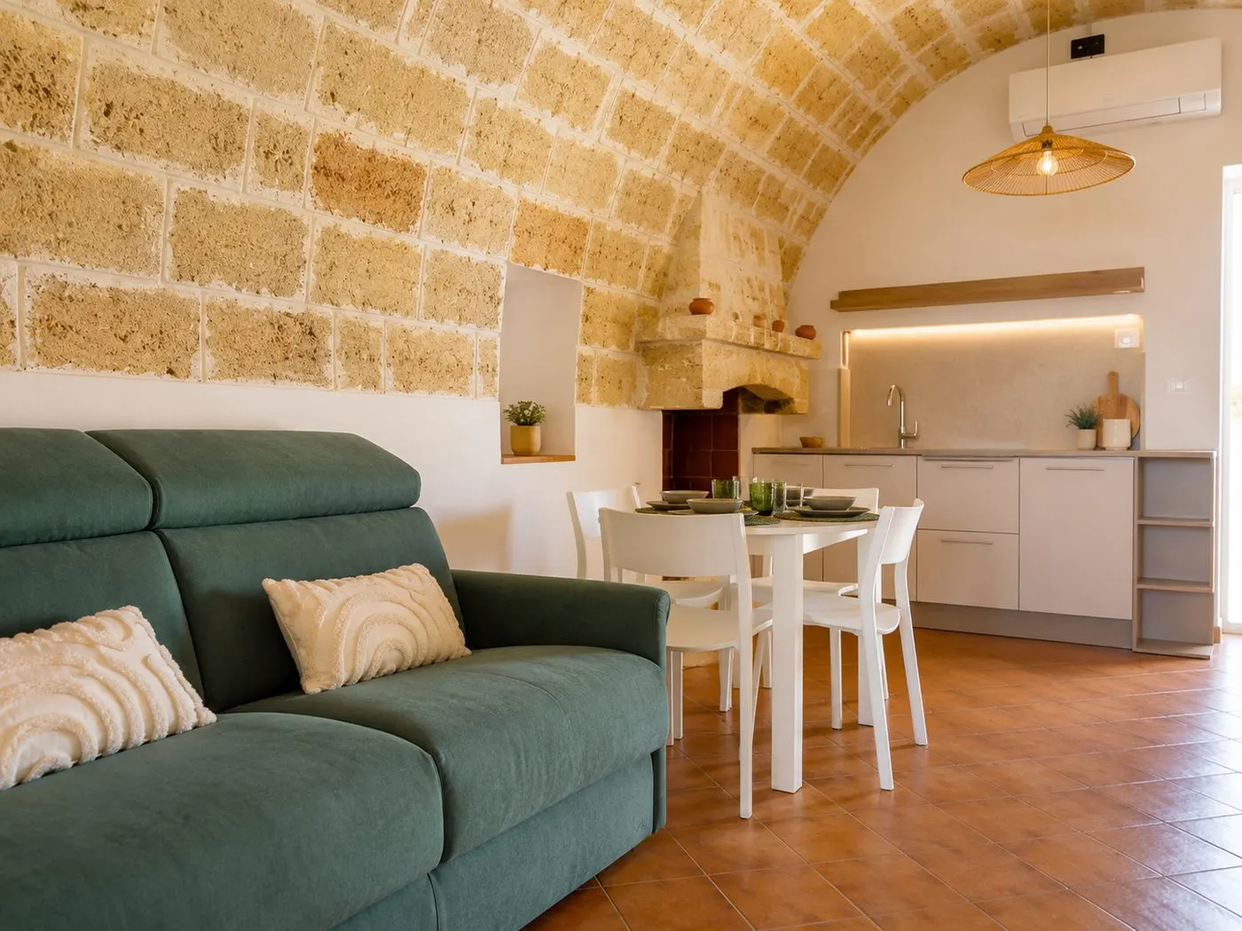 Soggiorno con divano e cucina a vista
